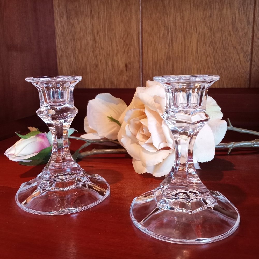 Glass candle holders set of two 4" tall            🌺excellent condition 🌺 - Picture 4 of 5